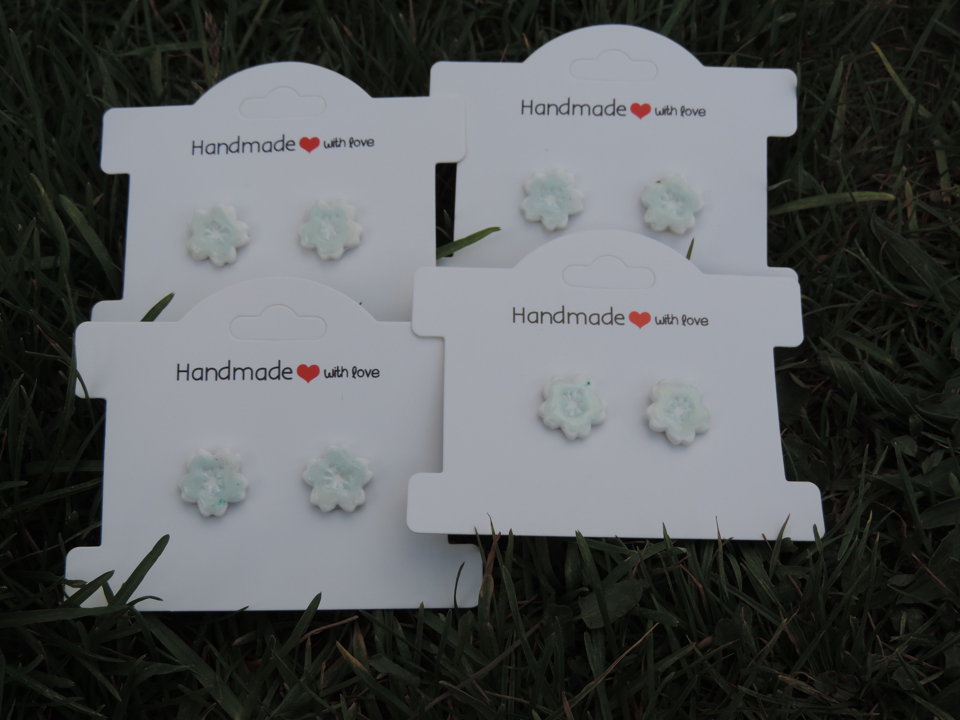 Fleurs blanches-bleues